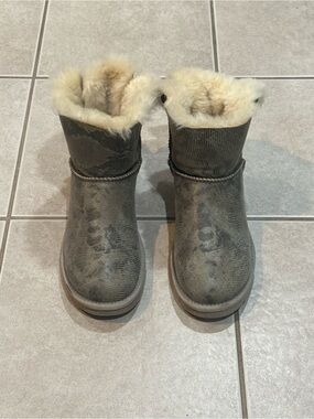 UGG Short Shearling Cuff Boots - Gray